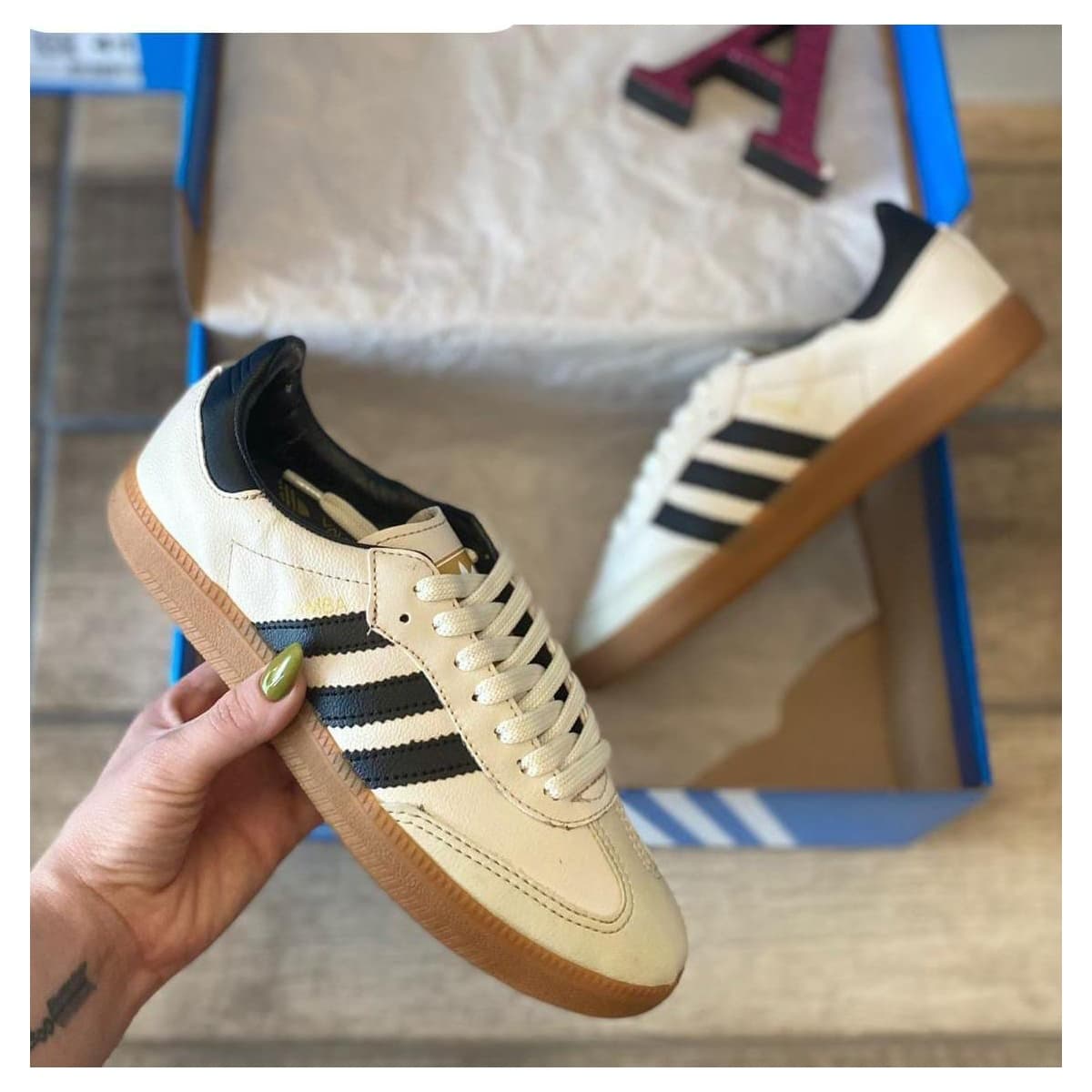 Lifestyle Clásica Retro Court Blanco/Gum · Crema/Negro · Rosa/Blanco · Crema/Camel — ángulo alternativo
