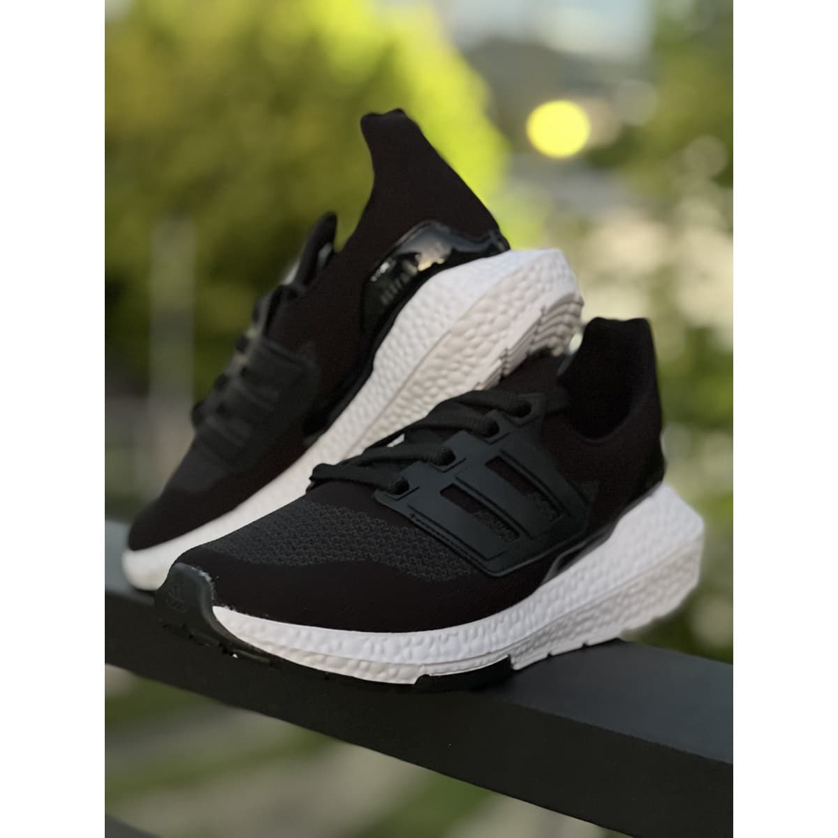 Running Ultraboost Premium Negro/Blanco — ángulo alternativo