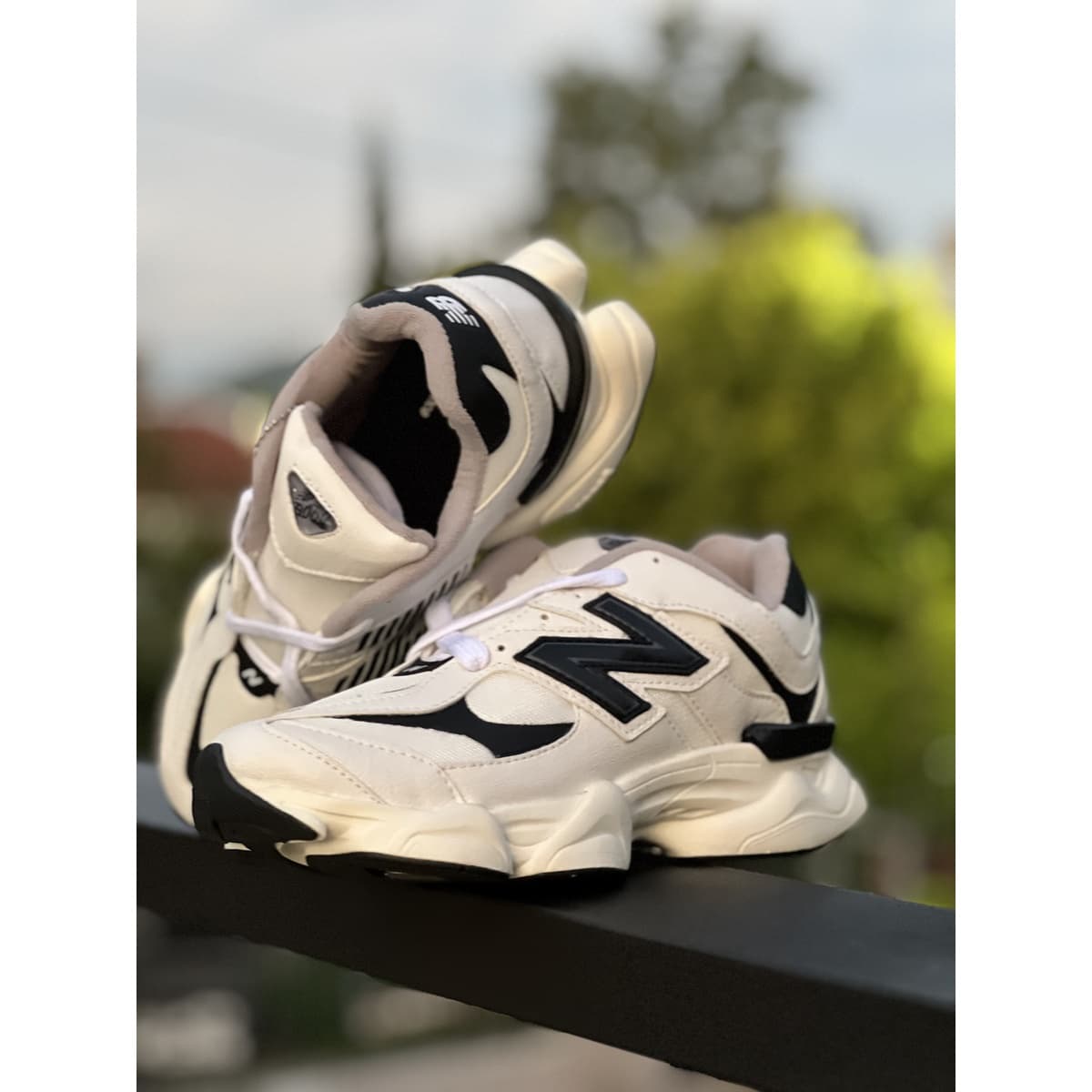 Running 9060 Chunky Runner Negro Total · Blanco/Negro/Cream — ángulo alternativo